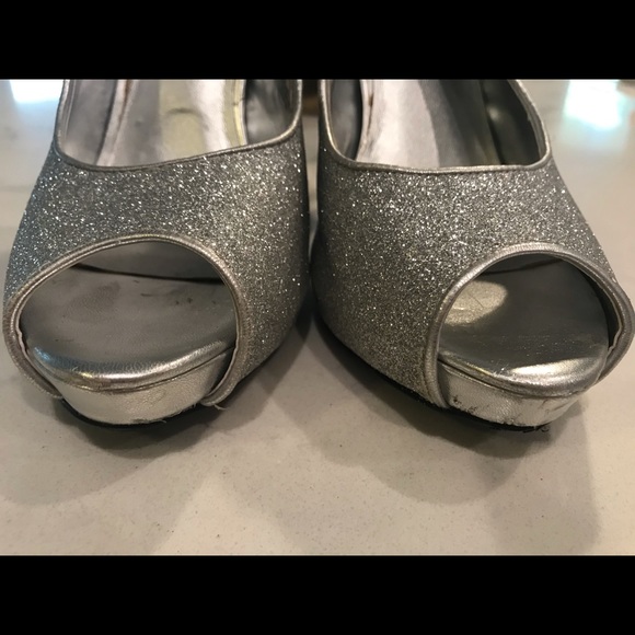 Kelly & Katie Silver Sparkle peep-toe heels - Picture 8 of 10